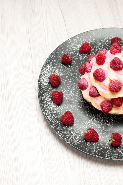 Vista frontal delicioso pastel de frutas postre de crema con frambuesas sobre fondo blanco pastel de pastel de galletas de postre de crema dulce