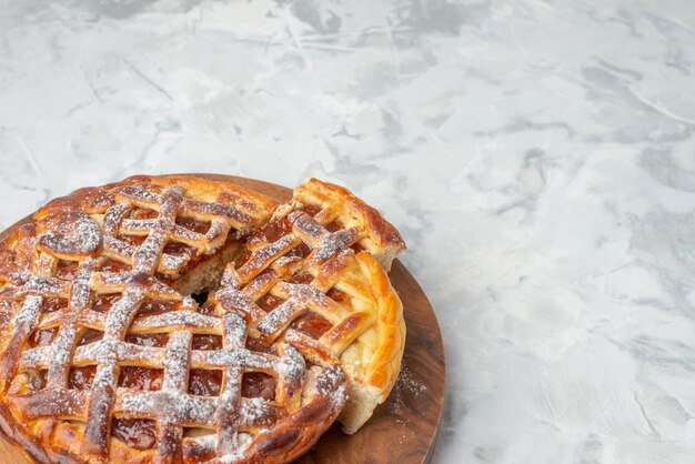 Vista frontal del delicioso pastel de mermelada en tablero marrón sobre mesa de hielo con espacio libre