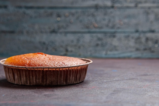 Vista frontal delicioso pastel redondo dulce hornear sobre fondo oscuro galleta pastel de masa dulce pastel de té de azúcar