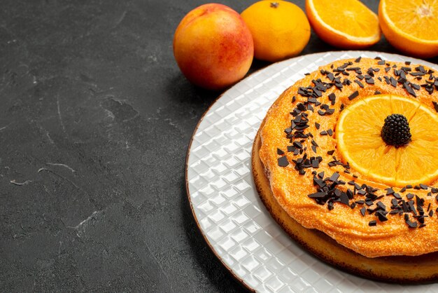 Vista frontal delicioso pastel con rodajas de naranja sobre fondo oscuro pastel de postre de frutas pastel de galletas té
