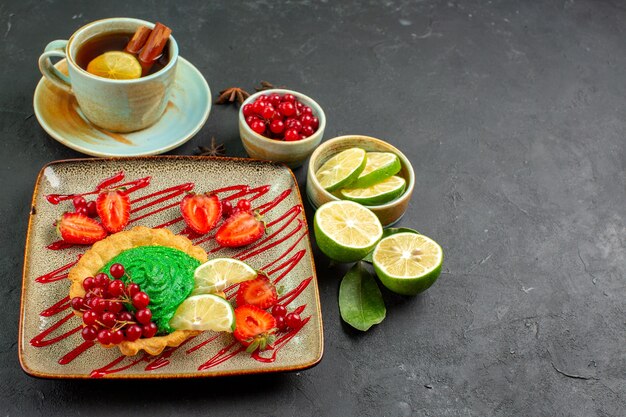 Foto gratuita vista frontal delicioso pastel con té y frutas.
