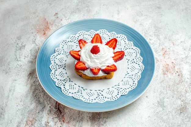 Vista frontal delicioso pastelito con crema y fresas en espacio en blanco