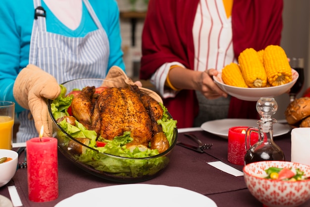 Vista frontal del delicioso pavo de acción de gracias y maíz