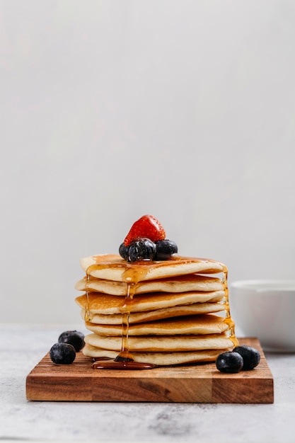 Foto gratuita vista frontal delicioso surtido de comida de desayuno