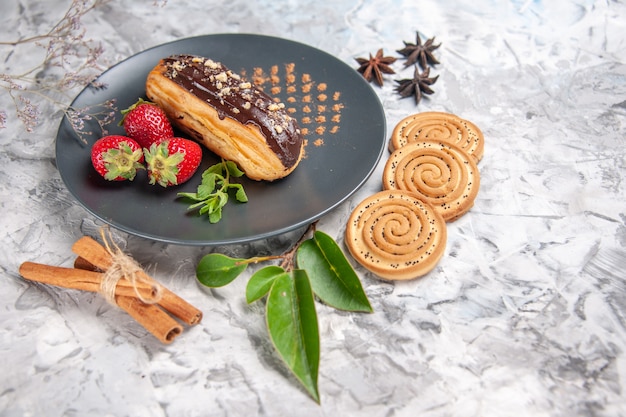 Vista frontal deliciosos canutillos de chocolate con galletas en la mesa de luz postre pastel de galletas