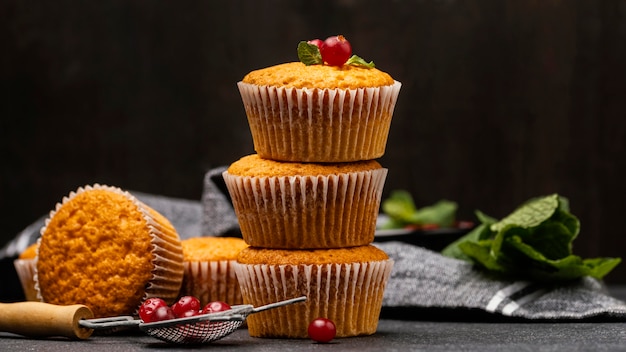 Vista frontal de deliciosos muffins con frutos rojos