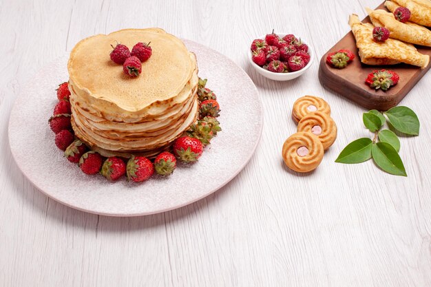 Vista frontal deliciosos panqueques con fresas en espacio en blanco