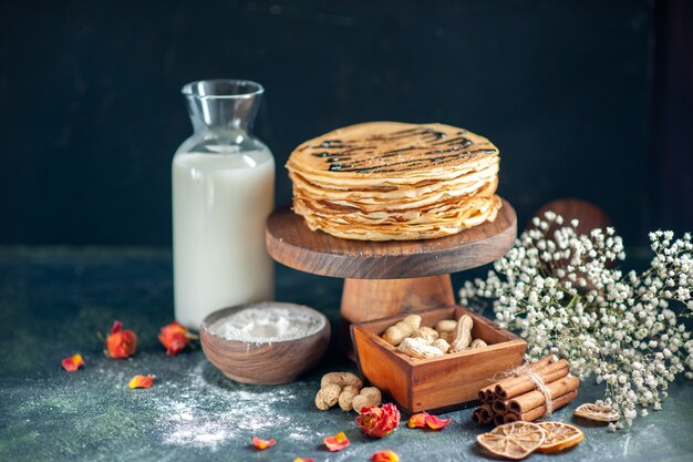 Vista frontal deliciosos panqueques con nueces en el postre de leche azul oscuro pastel de la mañana dulce desayuno de miel