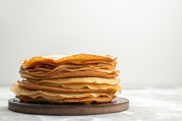 Foto gratuita una vista frontal deliciosos panqueques redondos deliciosos y horneados pasteles de panqueques cocinar