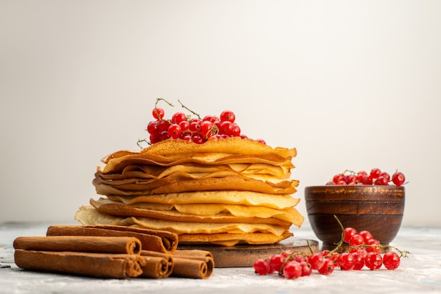 Una vista frontal deliciosos panqueques redondos deliciosos y redondos formados con postre de pastelería panqueque de arándanos