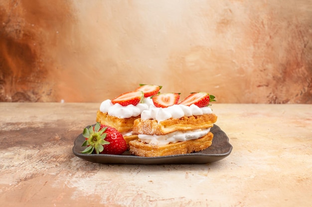 Foto gratuita vista frontal deliciosos pasteles cremosos con frutas sobre el fondo claro