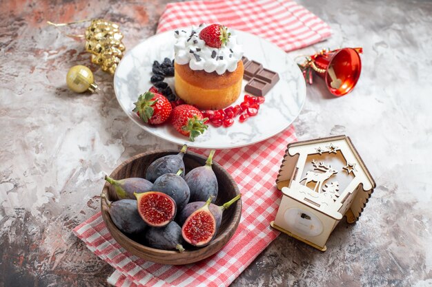 Vista frontal deliciosos pasteles con frutas frescas sobre fondo claro