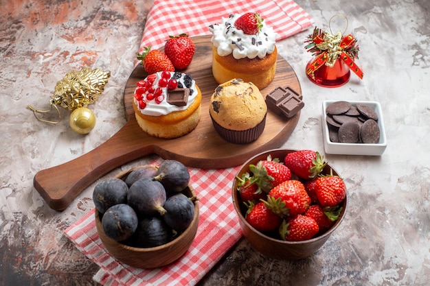 Vista frontal deliciosos pasteles con frutas frescas sobre fondo claro