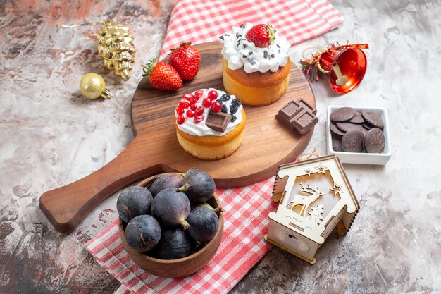 Vista frontal deliciosos pasteles con frutas frescas sobre fondo claro