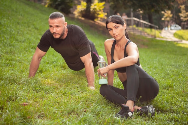 Foto gratuita vista frontal deportiva en ejercicio de parque