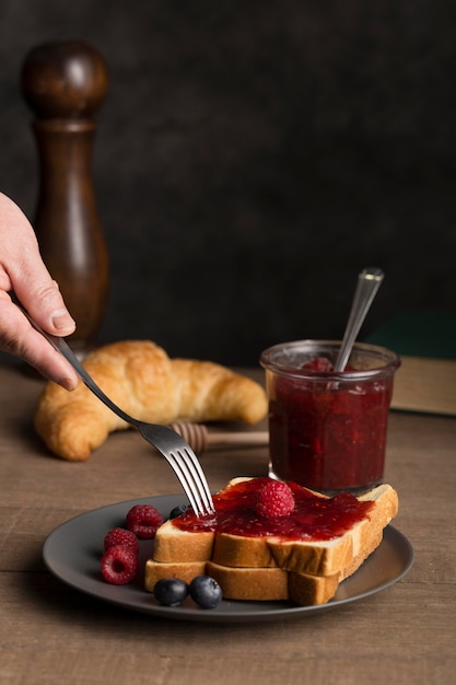 Foto gratuita vista frontal de desayuno de mantequilla de fruta casera