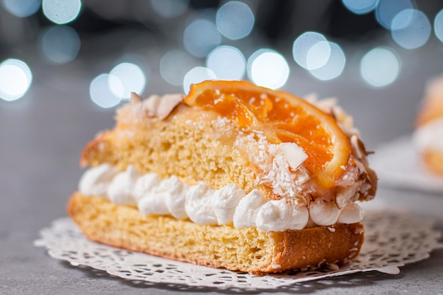 Vista frontal del día de la epifanía deliciosas comidas con efecto bokeh