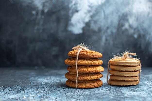 Vista frontal diferentes deliciosas galletas en el fondo claro