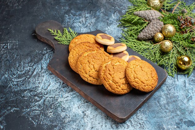 Vista frontal diferentes deliciosas galletas en superficie claro-oscura