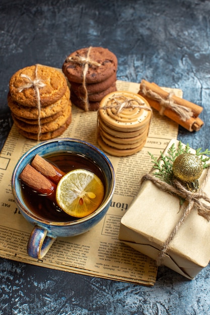 Vista frontal diferentes deliciosas galletas con taza de té sobre fondo claro