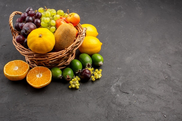Vista frontal de diferentes frutas composición frutas maduras y melosas sobre fondo oscuro dieta fruta suave madura fresca