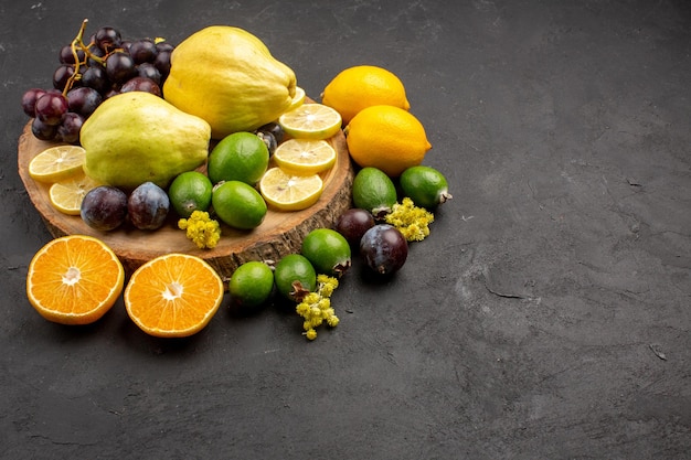 Vista frontal de diferentes frutas composición frutas maduras y melosas sobre fondo oscuro dieta fruta suave madura fresca