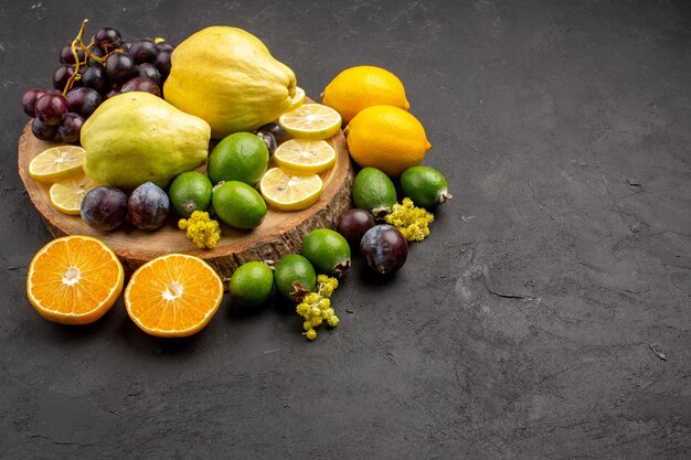 Vista frontal de diferentes frutas composición frutas maduras y melosas sobre fondo oscuro dieta fruta suave madura fresca