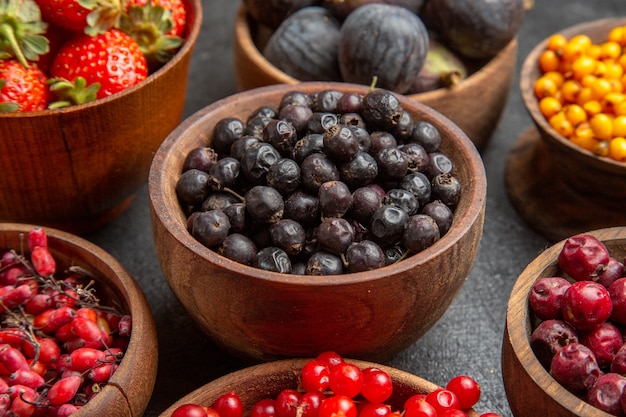 Foto gratuita vista frontal de diferentes frutas frescas dentro de las placas sobre fondo oscuro frutas fotografía en color muchos jugos suaves