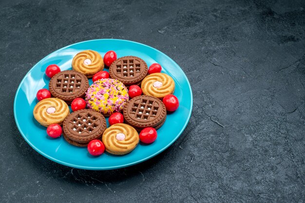 Vista frontal de diferentes galletas de azúcar con caramelos en un escritorio gris, azúcar, té dulce, galleta, galleta