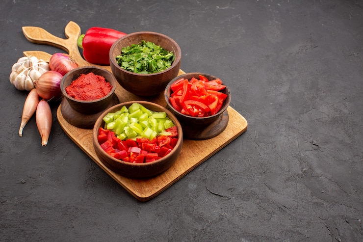 Foto gratuito vista frontal de diferentes verduras con verduras sobre fondo gris, ensalada, comida, salud, maduro, picante