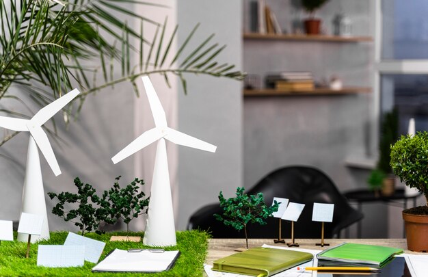 Vista frontal de un diseño de proyecto de energía eólica ecológico con turbinas eólicas en el escritorio