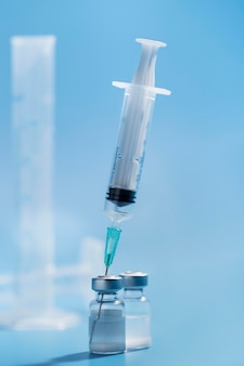 Vista frontal disposición de elementos médicos para vacunación