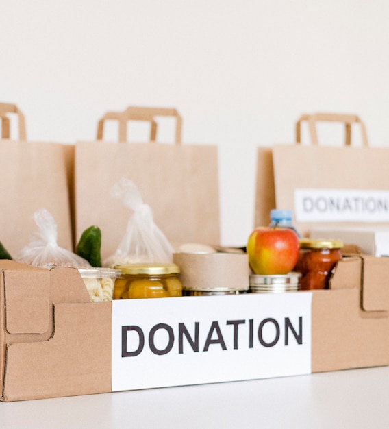 Foto gratuita vista frontal de las disposiciones de la caja de donaciones para caridad