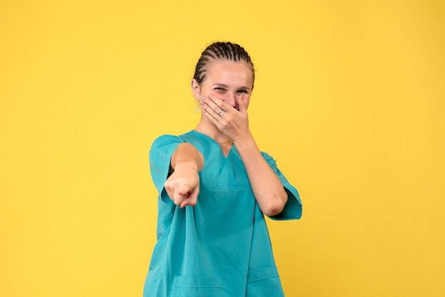 Foto gratuita vista frontal del doctor femghingale en camisa médica lau en pared amarilla