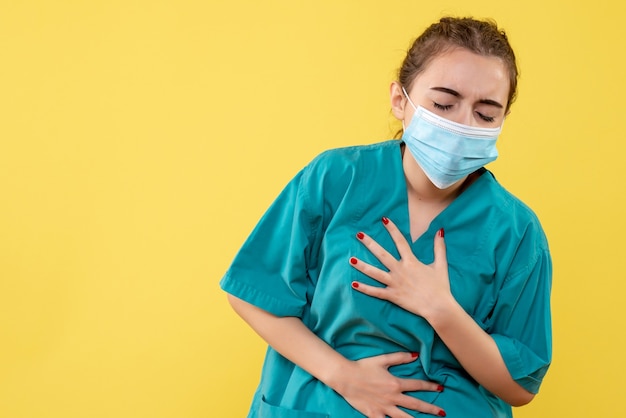 Vista frontal doctora en camisa y máscara médica, color de salud virus pandémico covid-19 uniforme coronavirus