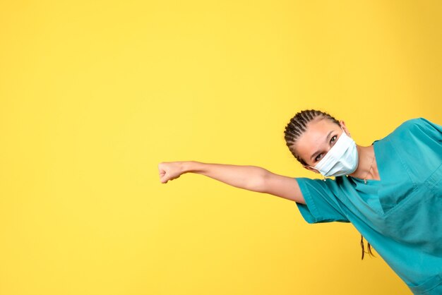 Vista frontal doctora en camisa y máscara médica, enfermera de color covid del hospital de salud pandémica