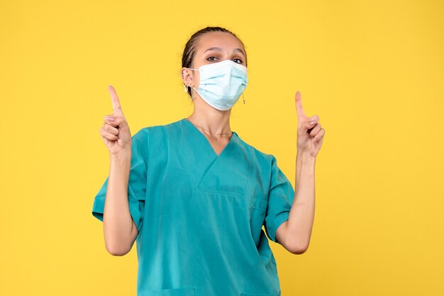 Vista frontal de la doctora en camisa y máscara médica, enfermera covid de salud del virus del hospital pandémico-