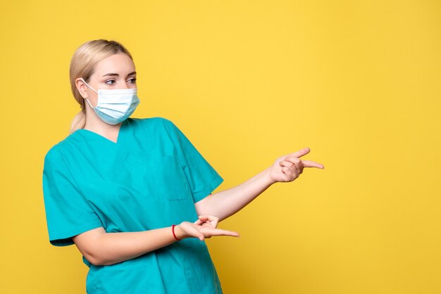 Vista frontal doctora en camisa y máscara médica, enfermera del hospital médico de pandemia de salud covid-19