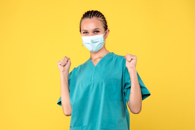 Vista frontal doctora en camisa y máscara médica, hospital médico enfermera virus covid-19