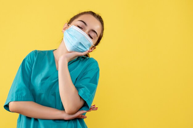 Vista frontal doctora en camisa y máscara médica, pandemia de covid-19 de color uniforme del virus