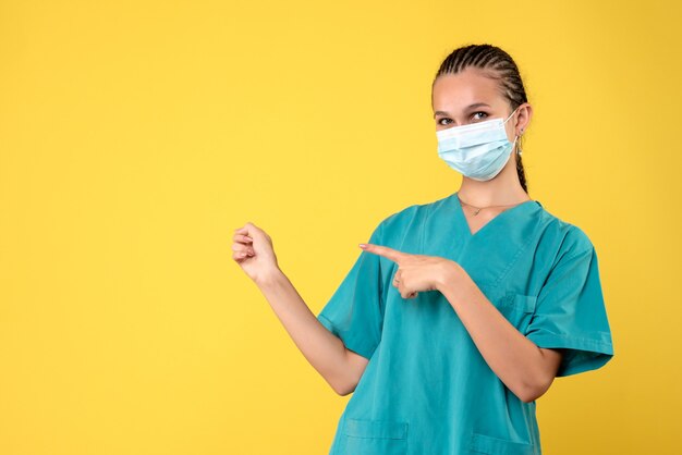 Vista frontal doctora en camisa y máscara médica, pandemia del virus covid-19 del hospital de enfermería