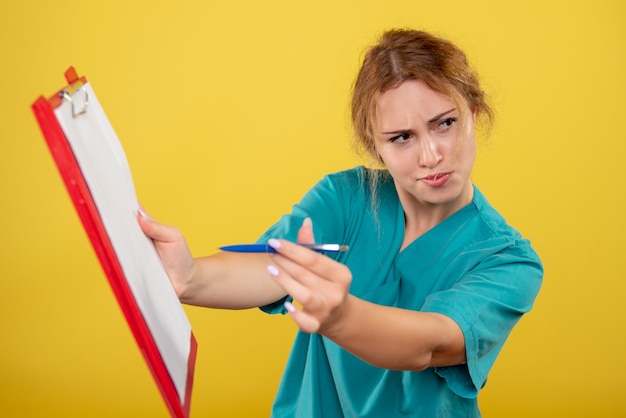 Foto gratuita vista frontal doctora en camisa médica con análisis, color de hospital emoción covid-19