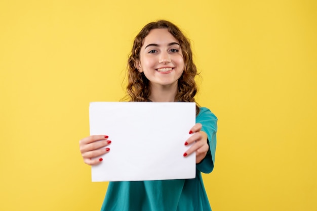 Vista frontal doctora en camisa médica con análisis de papel, emoción del virus pandémico de salud covid-19