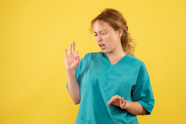 Vista frontal doctora en camisa médica, color covid-19 enfermera médico de salud