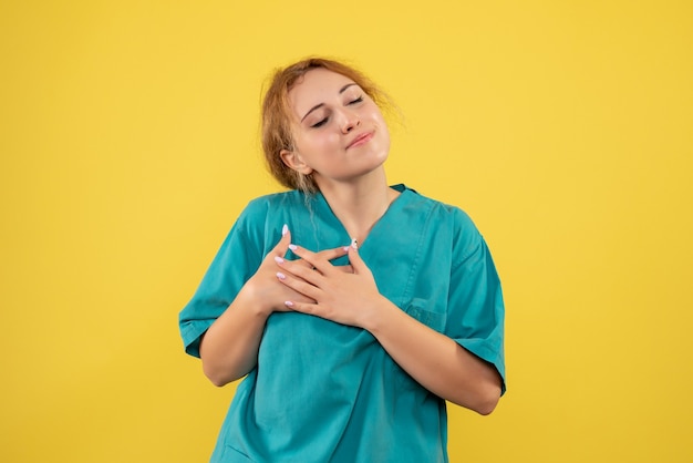 Vista frontal de la doctora en camisa médica, color de la enfermera del hospital covid médico de salud