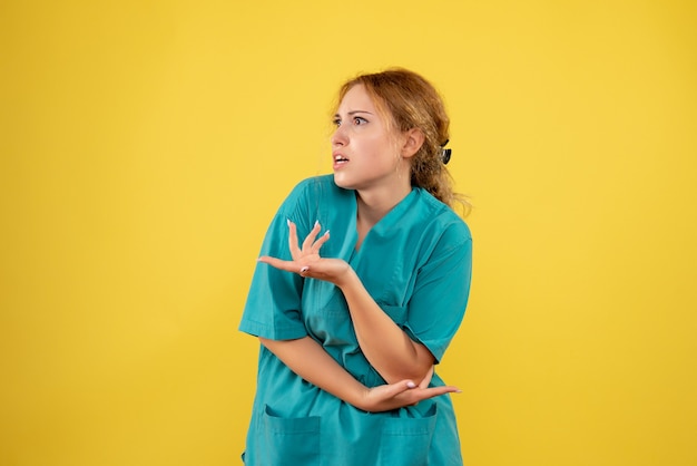 Vista frontal doctora en camisa médica, color médico covid-19 emociones de salud