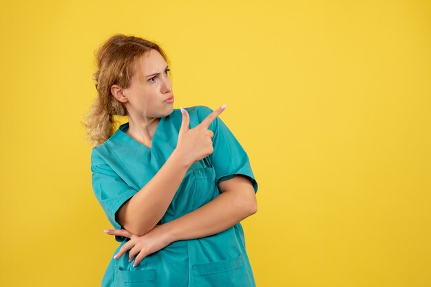 Vista frontal doctora en camisa médica, color médico covid-19 salud emoción