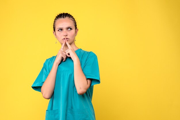 Vista frontal doctora en camisa médica, color del virus covid-19 de enfermera de salud