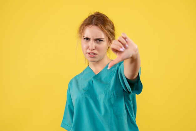 Vista frontal doctora en camisa médica disgustada, enfermera de hospital de color covid médico de salud