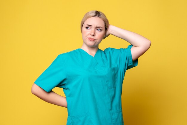 Vista frontal doctora en camisa médica, emoción de médico pandémico covid